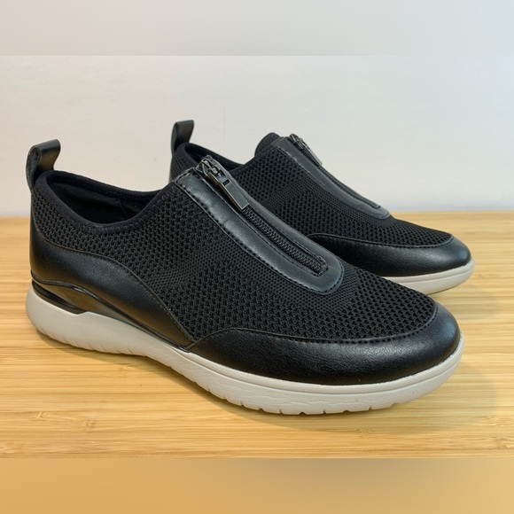 NEW Rockport Women's 7.5 Total Motion Zip On Sneakers - Picture 1 of 8